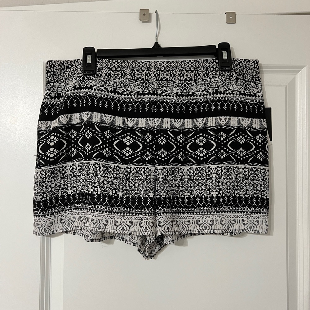 By & By Black and White Patterned Shorts